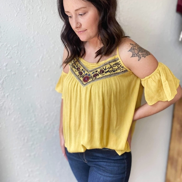 NWT YELLOW EMBROIDERED COLD SHOULDER TOP - Picture 3 of 9